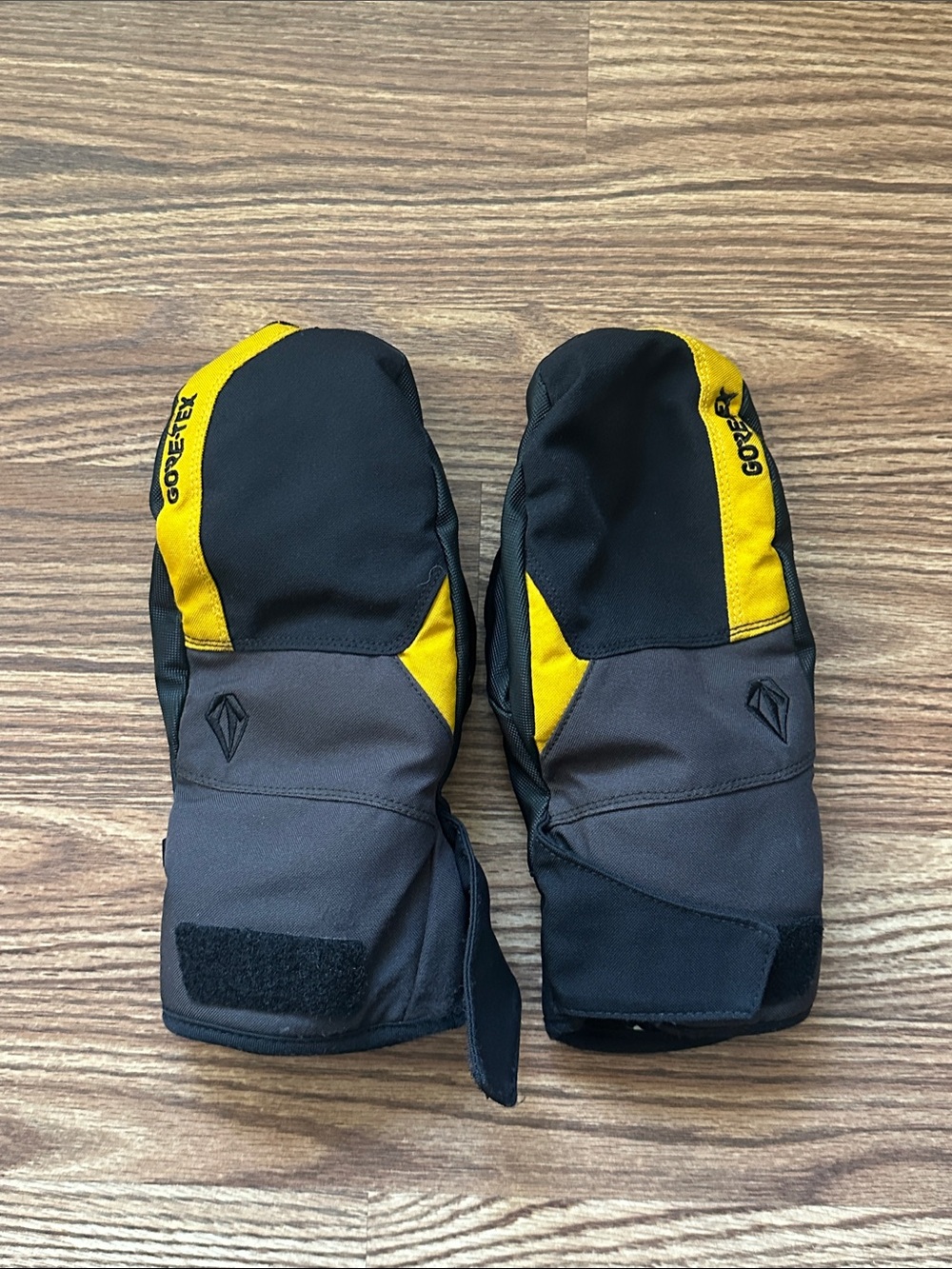 Men’s Goretex volcom snowboard gloves mittens